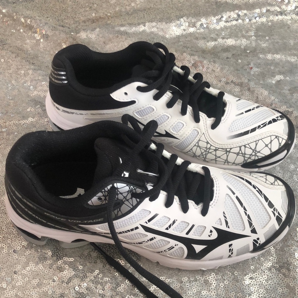 Mizuno volleyball shoes women